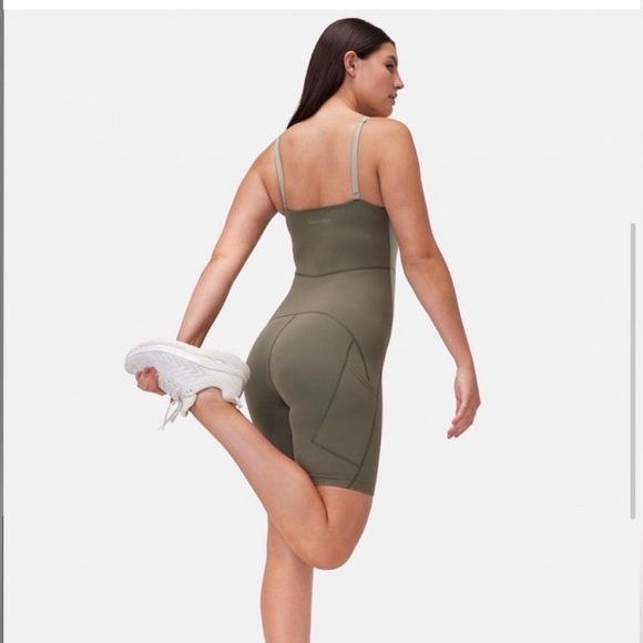 Outdoor Voices Zoom 8” Bodysuit Sandstone Tea Tree M - Picture 3 of 12